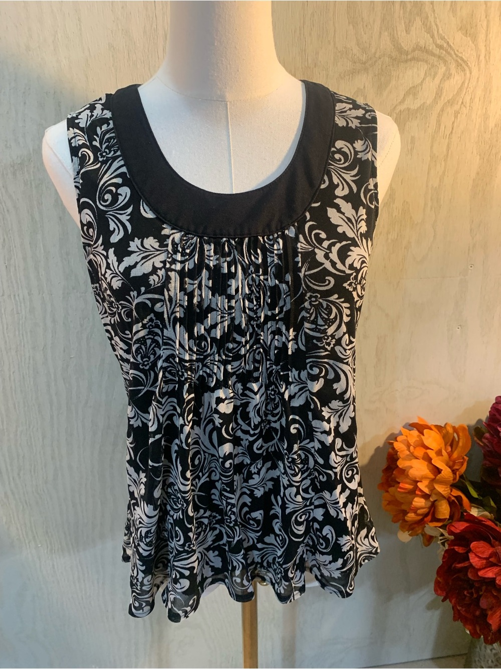 Sleeveless Black & White Scroll-Print Women's Top